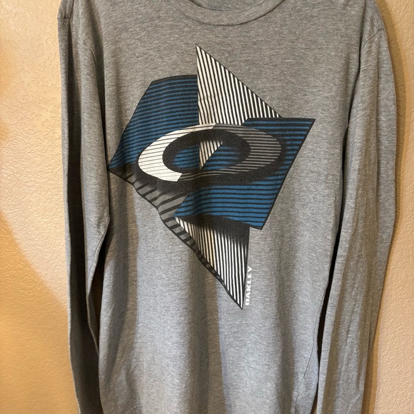 Oakley Tee Medium Gray Long Sleeve Blue White Geometric Logo Graphic Regular Fit - Picture 3 of 11